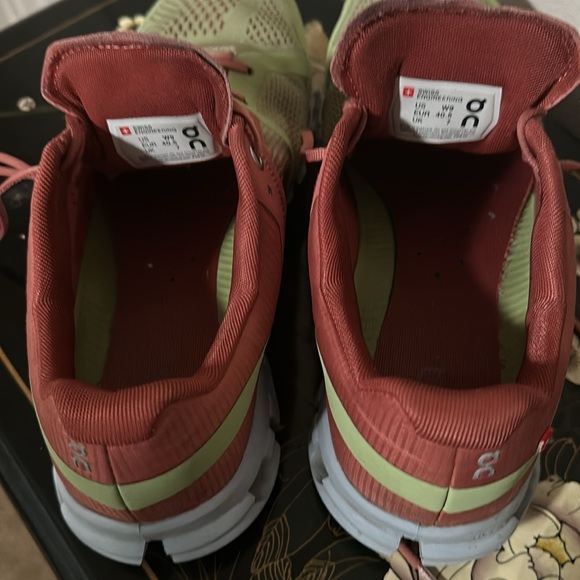 On women’s Cloud swift Running Shoes. Size 9 - Picture 5 of 5